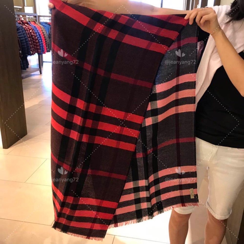 Burberry 100% Wool Scarf with Red color